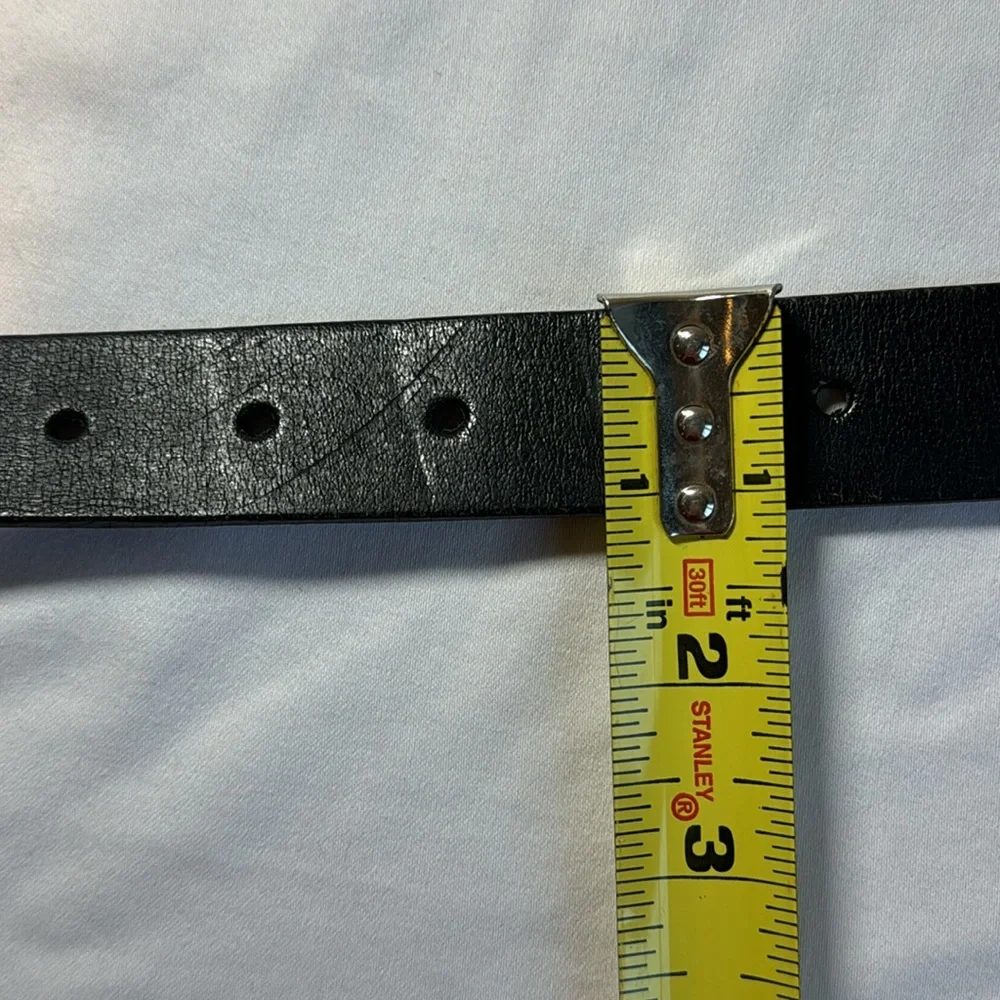Dockers casual black leather belt w/silvery tone buckle. M. 37” end to end